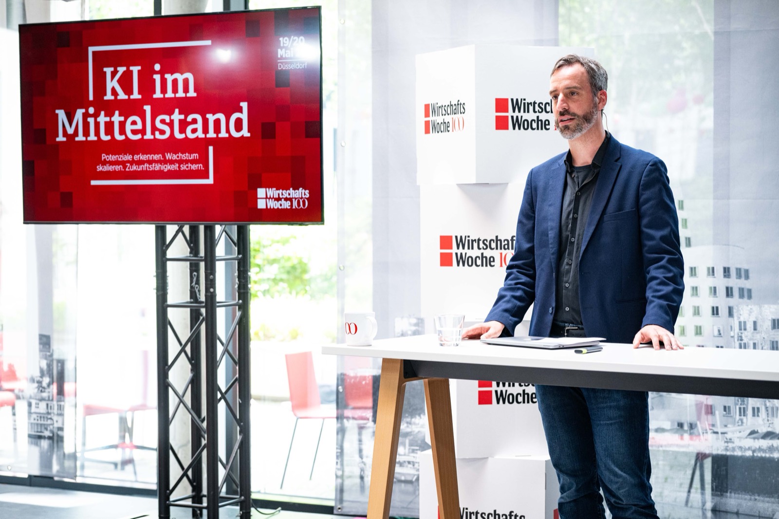 Stephan Scheuer am Rednerpult bei KI im Mittelstand 2026
