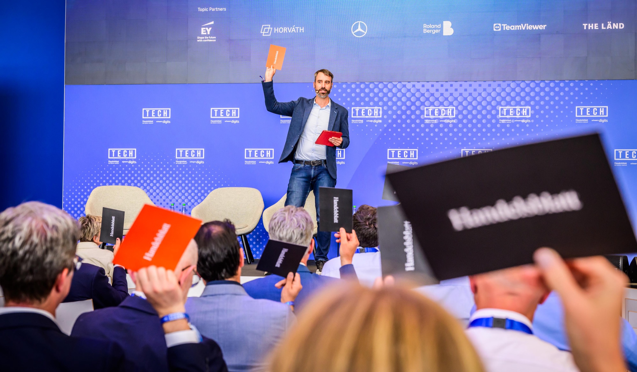 Stephan Scheuer bei einer Live-Abstimmung mit dem Publikum auf der Handelsblatt TECH 2026 in Heilbronn