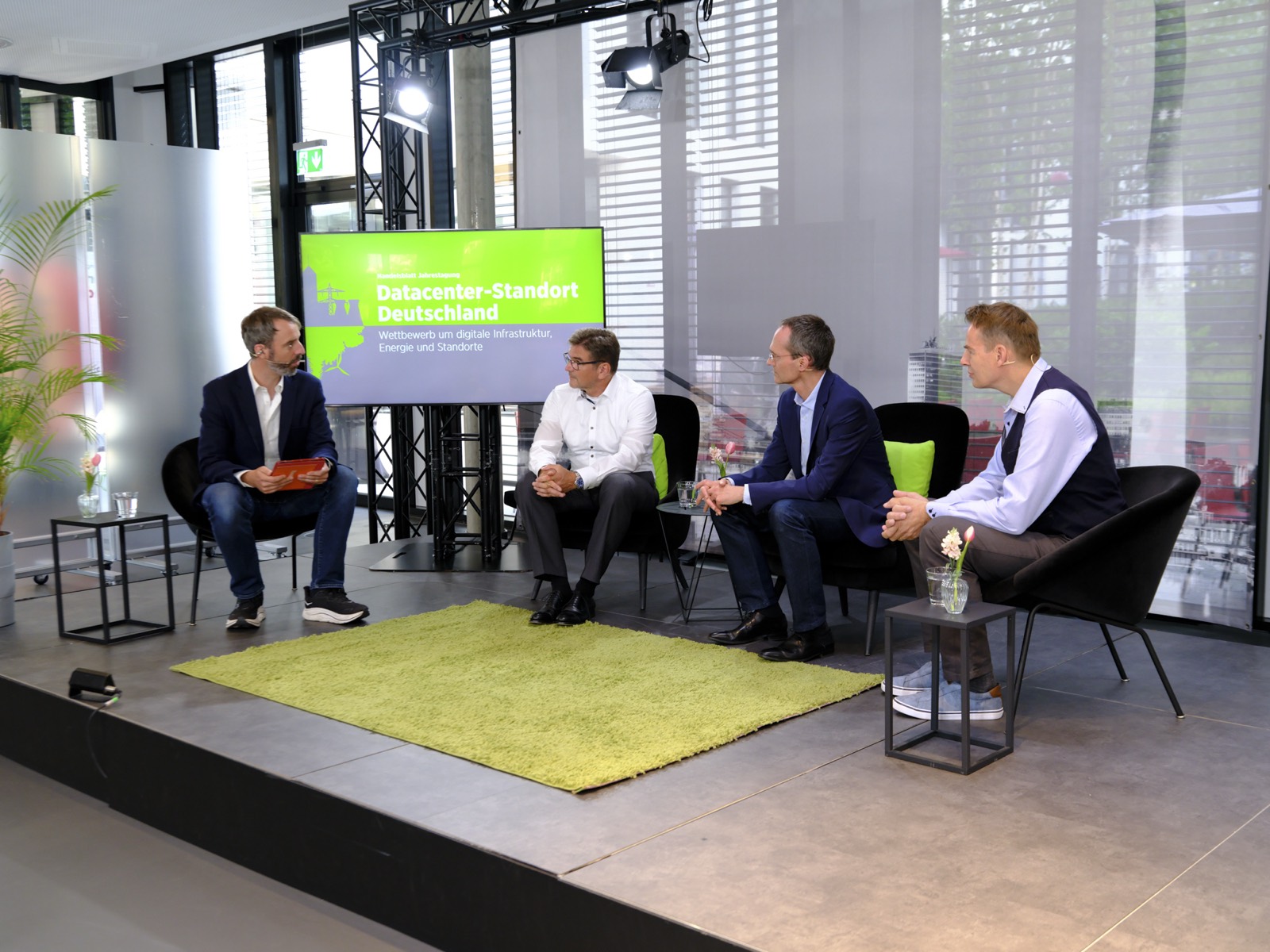 Stephan Scheuer moderiert ein Panel bei der Handelsblatt-Jahrestagung Datacenter-Standort Deutschland 2026