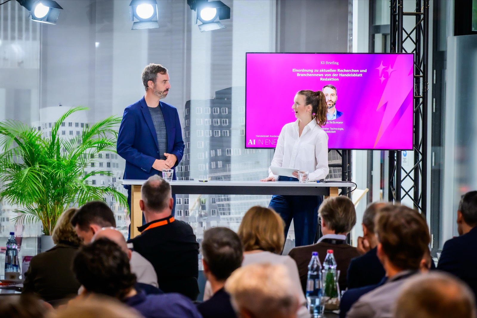 Stephan Scheuer im Bühnengespräch mit Luisa Bomke bei der Handelsblatt-Konferenz AI in Energy 2026 in Düsseldorf