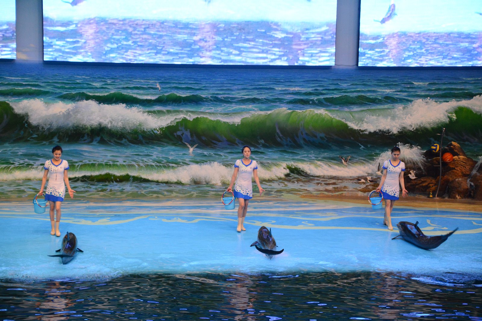 Jungen schießen im Spielbereich des Delfinariums mit Laserpistolen auf eine Leinwand. – Foto: Stephan Scheuer / Handelsblatt