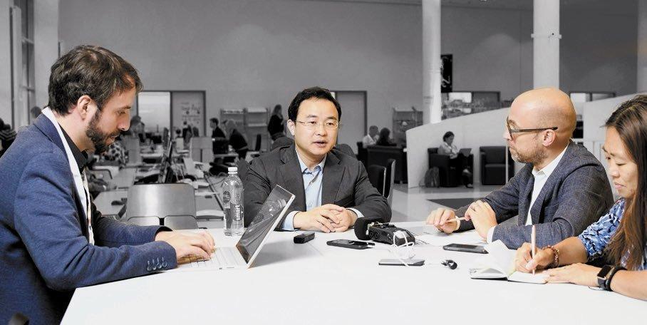 Min Wanli, Forschungschef von Alibaba, im Interview mit dem Handelsblatt-Chefredakteur und Stephan Scheuer