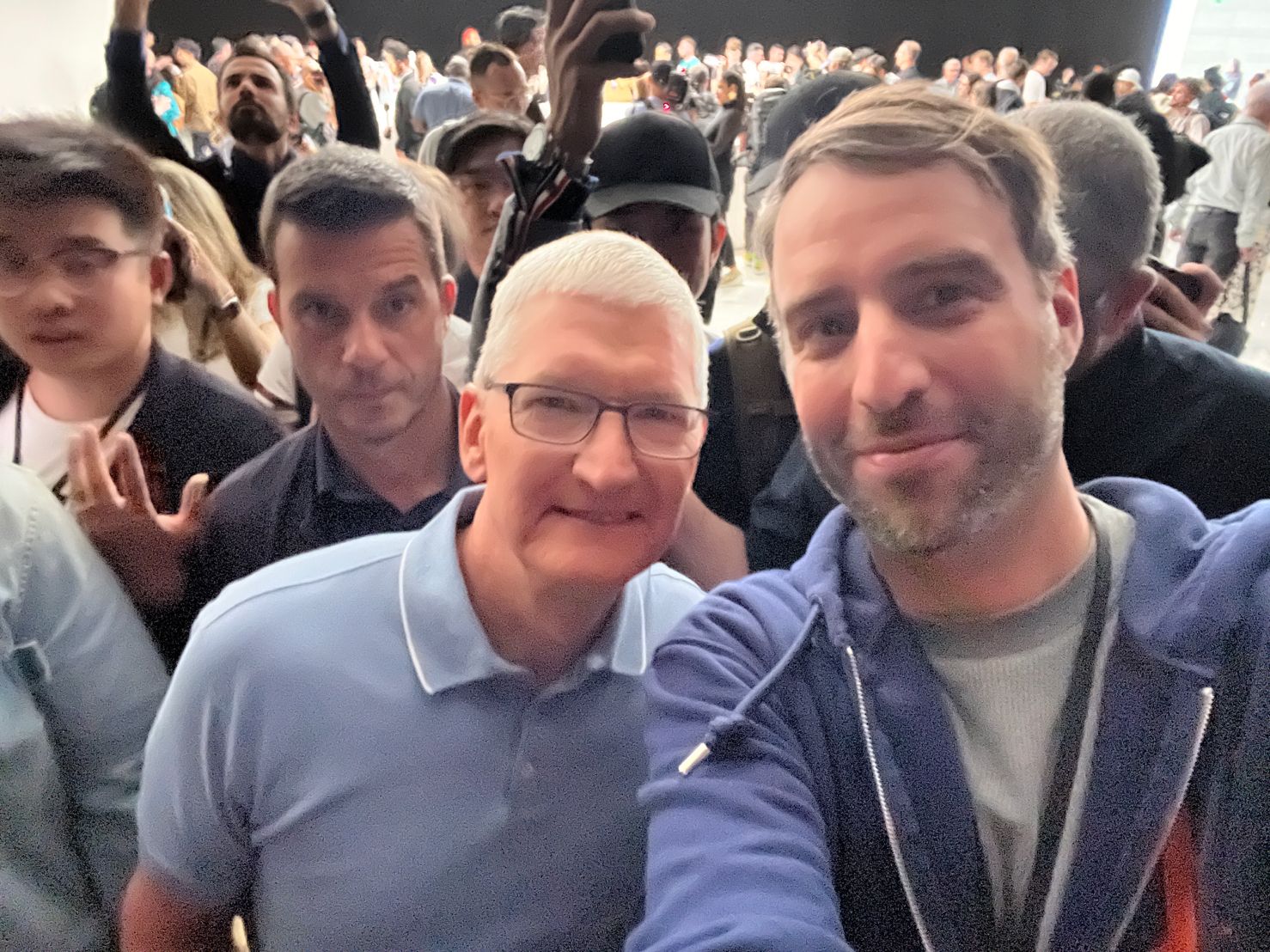 Selfie mit Apple-CEO Tim Cook. Foto: Stephan Scheuer