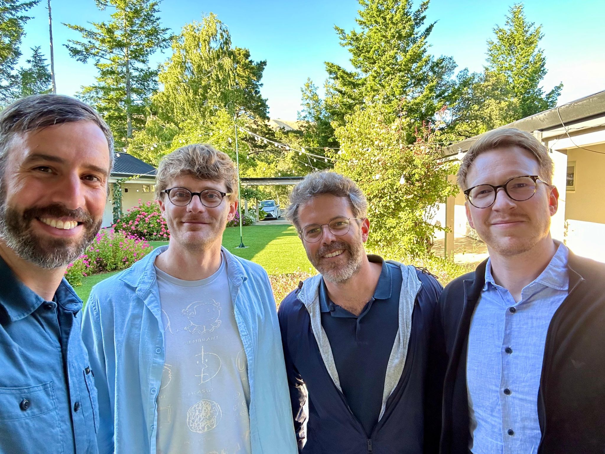 Selfie mit Richard Socher (You.com) sowie meinen Handelsblatt-Kollegen Felix Holtermann und Philipp Alvares de Souza Soares. Foto: Stephan Scheuer